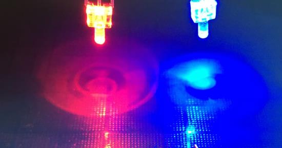 편평한 정상 2 개 MM LED 다이오드 3 핀 일반적인 양극/음극 빨강 @ 파란 색깔